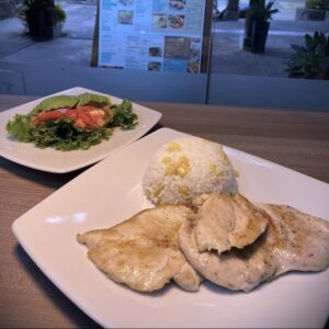 Pollo a la plancha con arroz y ensalada